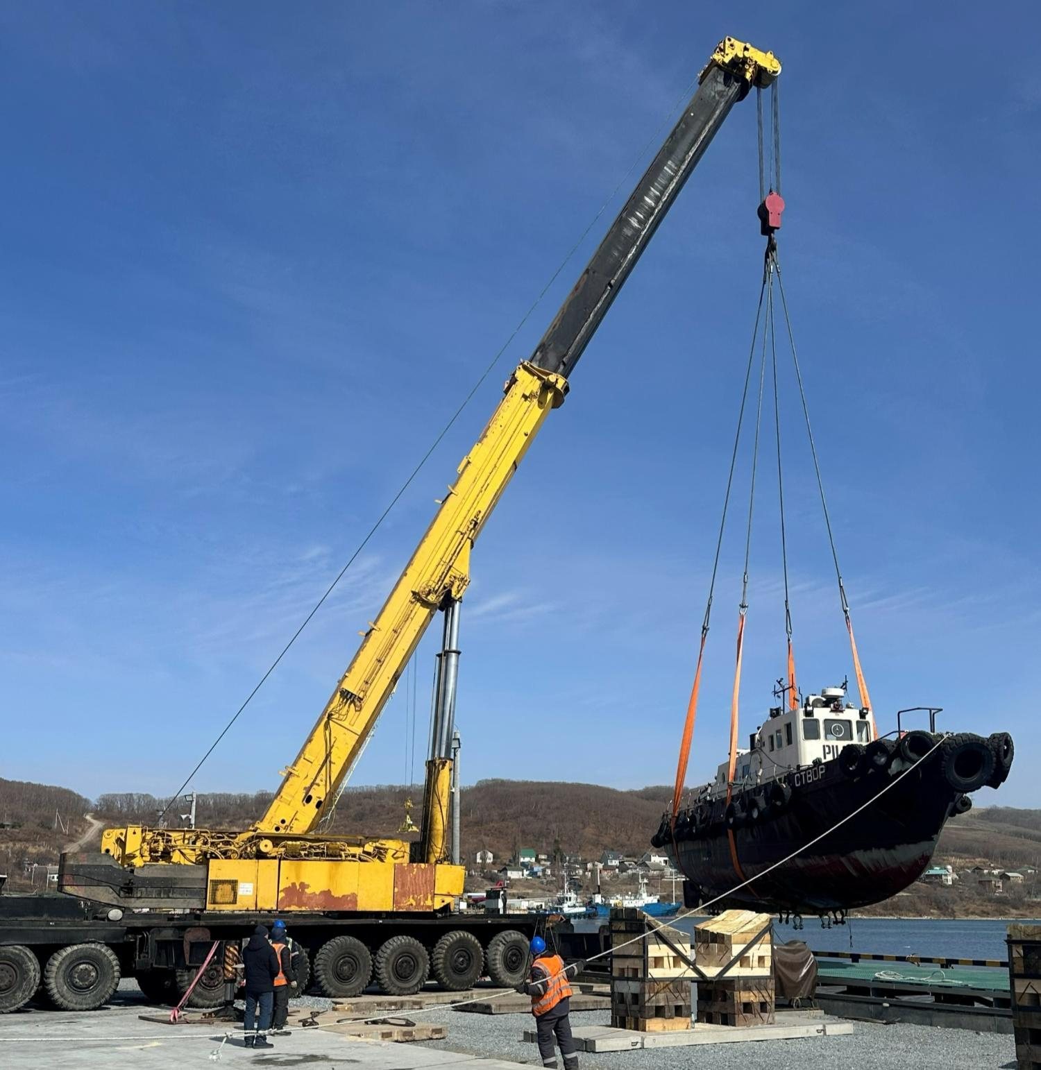 Гидравлический кран Liebherr LT 1300 поднимает судно